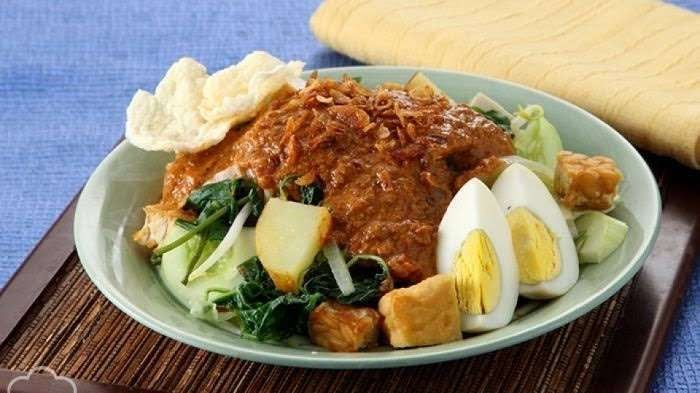 Resep Gado-Gado Jakarta Asli – Bumbu Kacang Legit ala Pedagang Kaki Lima